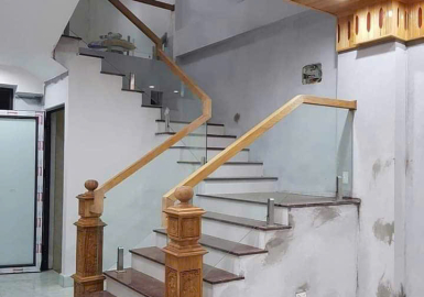 Thi công cầu thang inox tay vịn gỗ Bình Tân 
